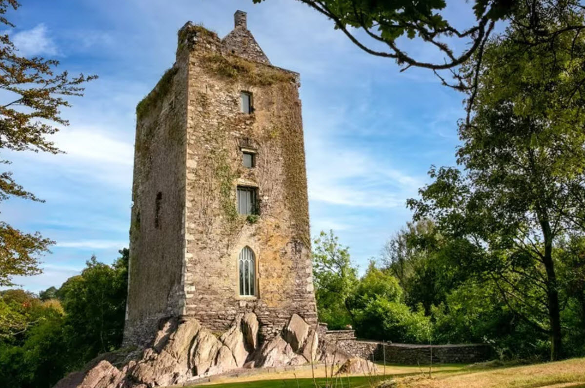 Carrignamuck Castle, Ireland
